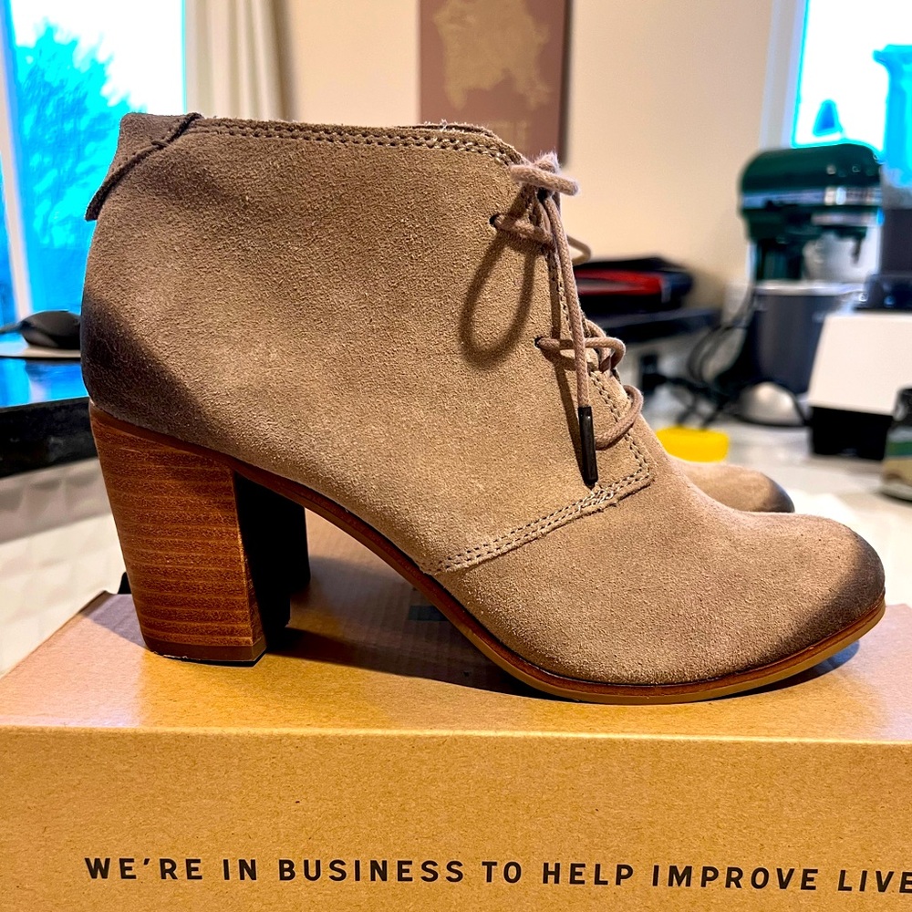 Tom’s Lunata Lace-Up booties in Desert Taupe